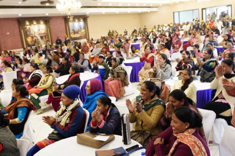 Arvind Kejriwal met Anganwadi and Asha workers in Amritsar to know their issues