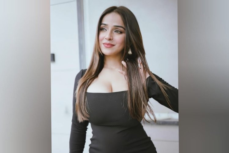 Navya Tiwari Honoured as Best Instagram Influencer in Fashion by SCARD